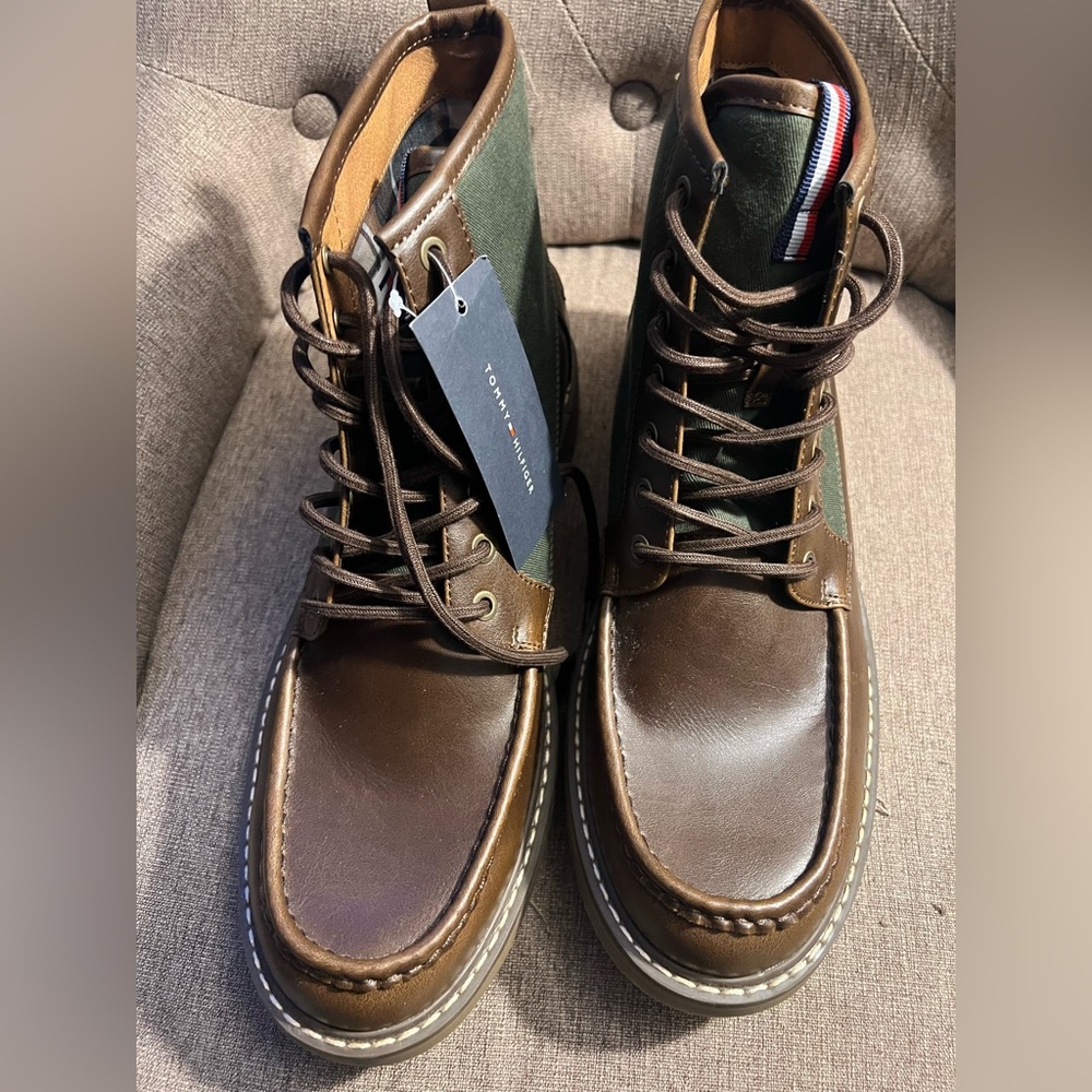 Tommy Hilfiger men’s size 11 leather boot. Brand new with tags. Tan with green